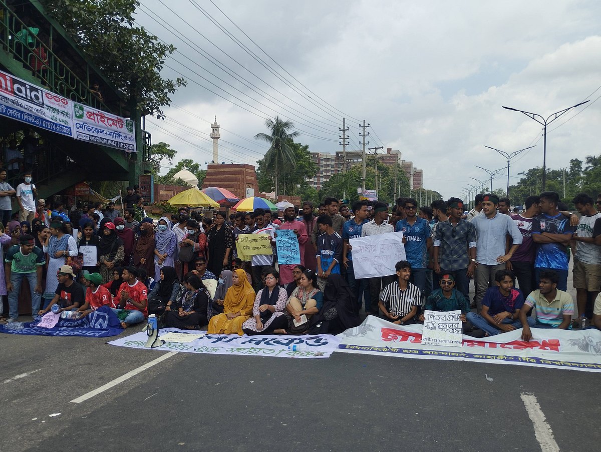 কোটা পদ্ধতিকে সংস্কারের এক দফা দাবিতে ঢাকা-আরিচা মহাসড়ক অবরোধ করেছেন জাহাঙ্গীরনগর বিশ্ববিদ্যালয়ের শিক্ষার্থীরা। আজ বুধবার বেলা সাড়ে ১১টার দিকে