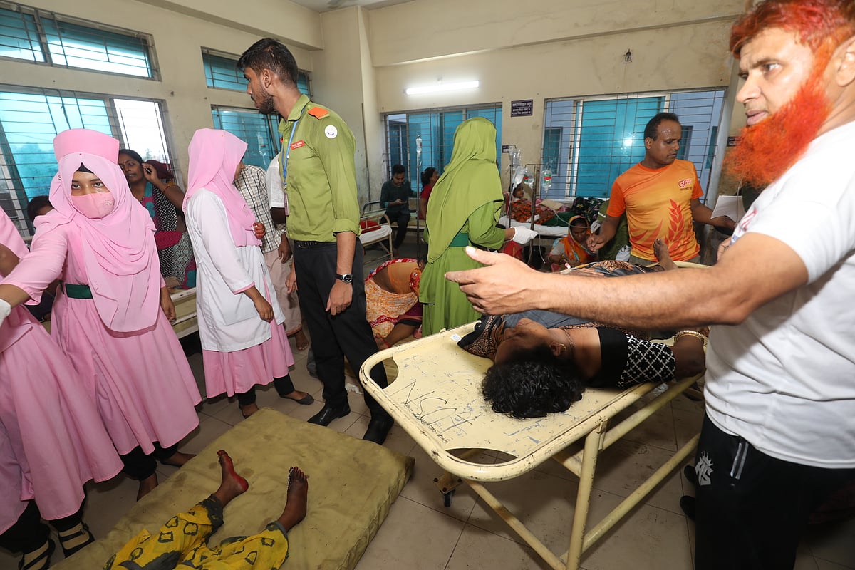 বিদ্যুৎস্পৃষ্টে আহত ব্যক্তিদের বগুড়ার শহীদ জিয়াউর রহমান মেডিকেল কলেজ হাসপাতালে ভর্তি করা হয়। আজ রোববার সন্ধ্যায়