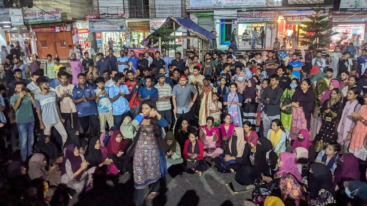 বরিশাল বিশ্ববিদ্যালয়ের সামনে বরিশাল-কুয়াকাটা মহাসড়ক অবরোধ করে  শিক্ষার্থীদের বিক্ষোভ