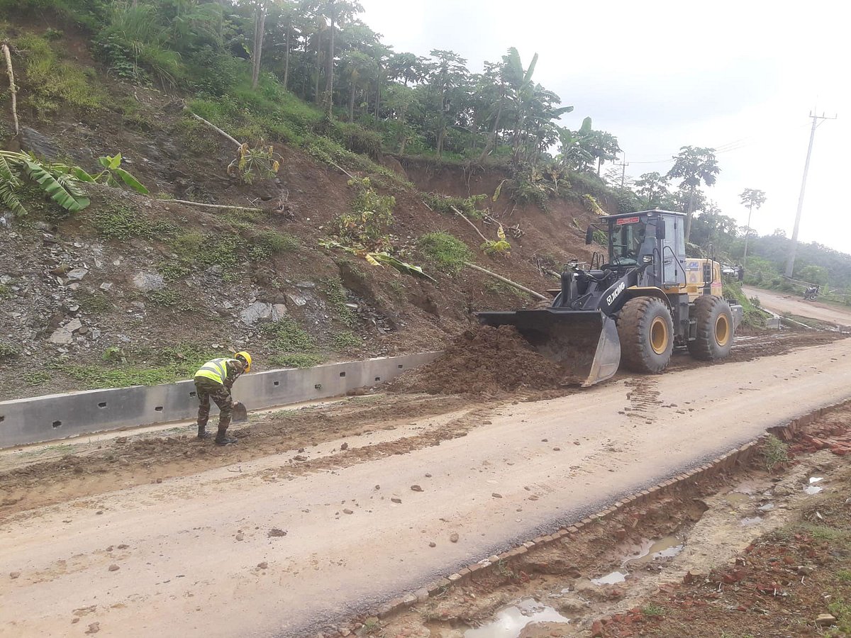 বান্দরবান-ওয়াইজংশন-রুমা সড়কে চলছে সংস্কার কাজ। গত শুক্রবার বেলা ৩ টায় দলিয়ানপাড়া এলাকায়