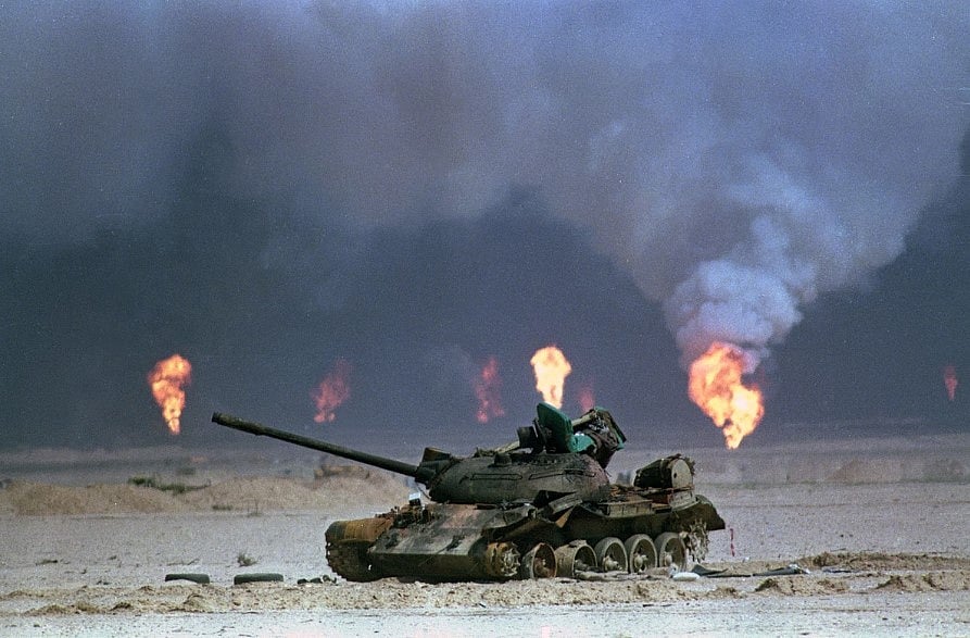 কুয়েতে যুদ্ধের ময়দানে পড়ে আছে ইরাকের সশস্ত্র বাহিনীর একটি পরিত্যক্ত ট্যাংক