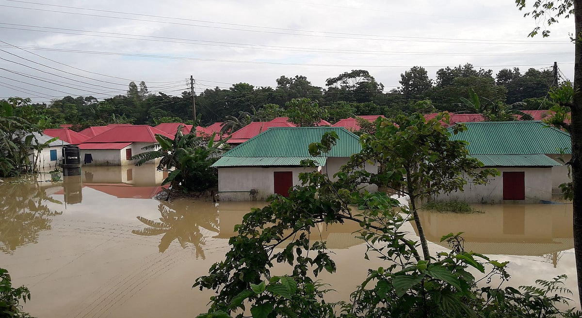 মনু নদে পানি বেড়ে যাওয়ায় মাইজপাড়া আশ্রয়ণ প্রকল্পের ঘরগুলোতে পানি প্রবেশ করেছে। আজ বুধবার মৌলভীবাজার সদর উপজেলার চাঁদনীঘাট ইউনিয়নে