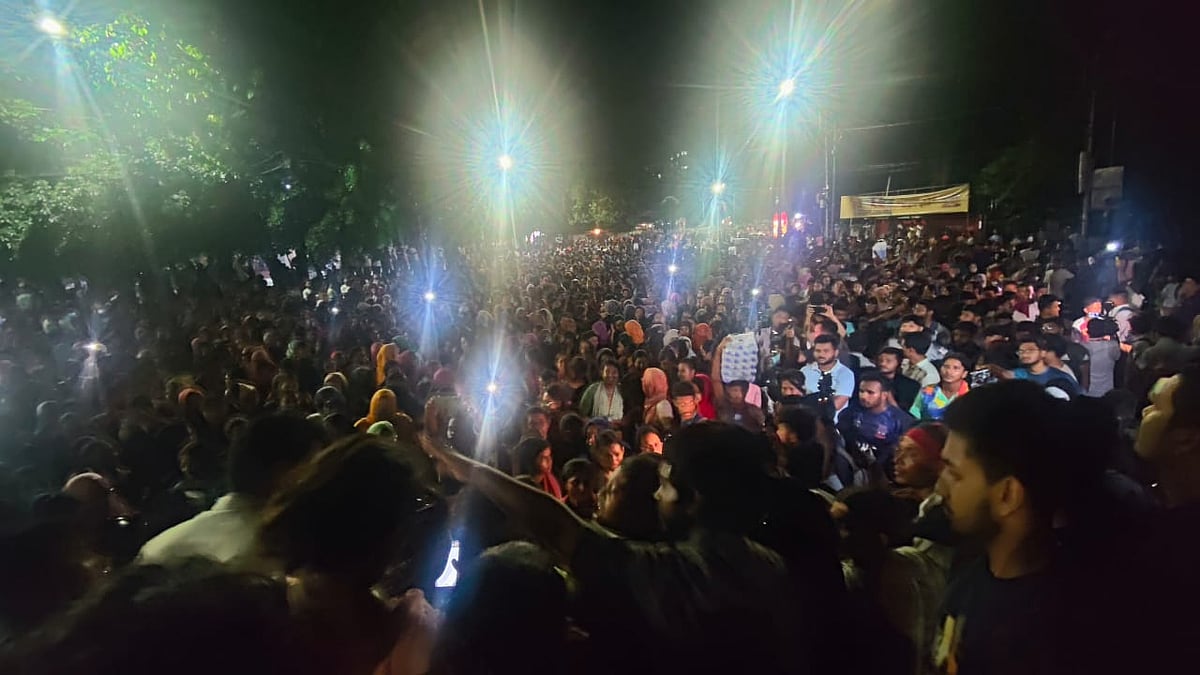 কোটাব্যবস্থা সংস্কারের দাবিতে আন্দোলনকারী শিক্ষার্থীরা গতকাল রোববার মধ্যরাতে প্রায় দুই ঘণ্টা ঢাকা বিশ্ববিদ্যালয় ক্যাম্পাসে বিক্ষোভ করেন