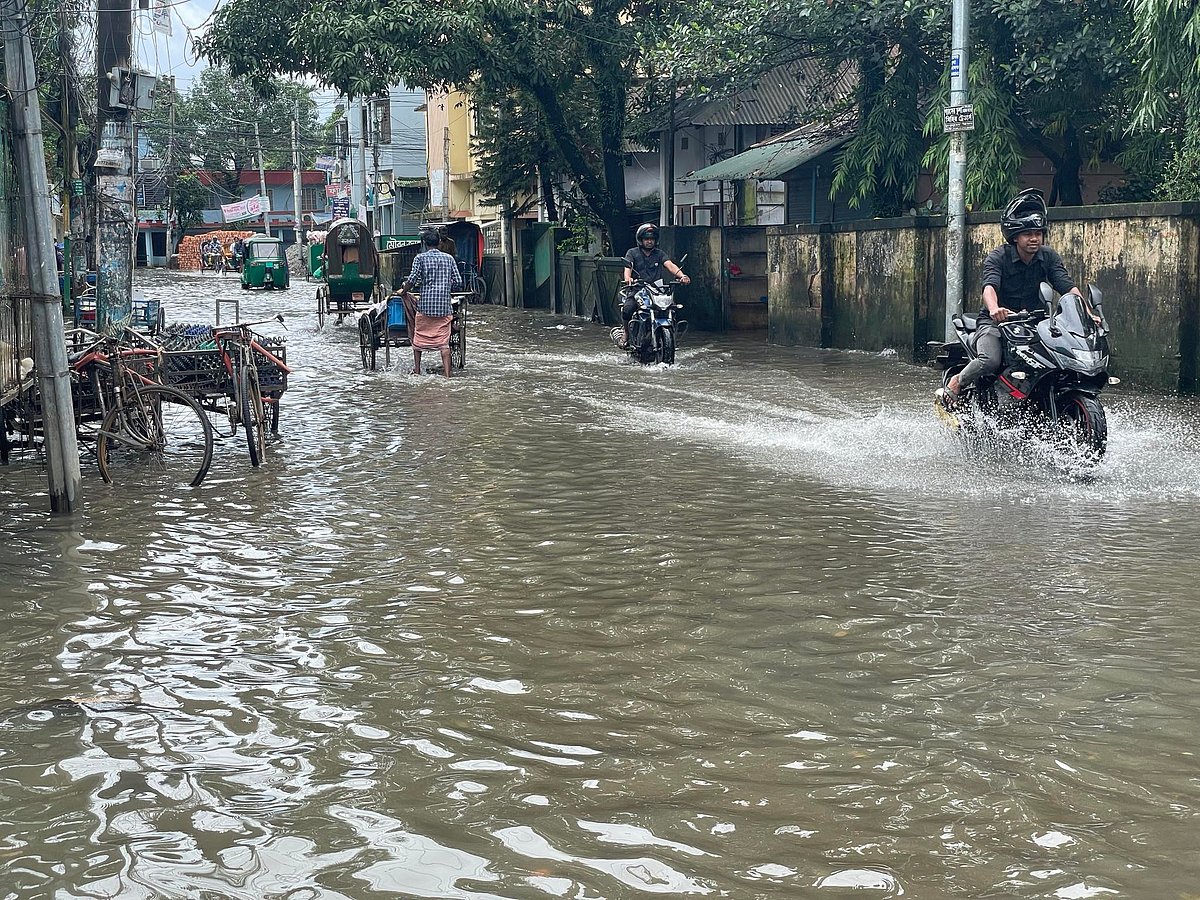 ‌সিলেটে টানা বৃষ্টিতে নগরের বি‌ভিন্ন এলাকায় জলাবদ্ধতা দেখা দিয়েছে। আজ মঙ্গলবার সকালে নগরের সোবহানীঘাট এলাকায়