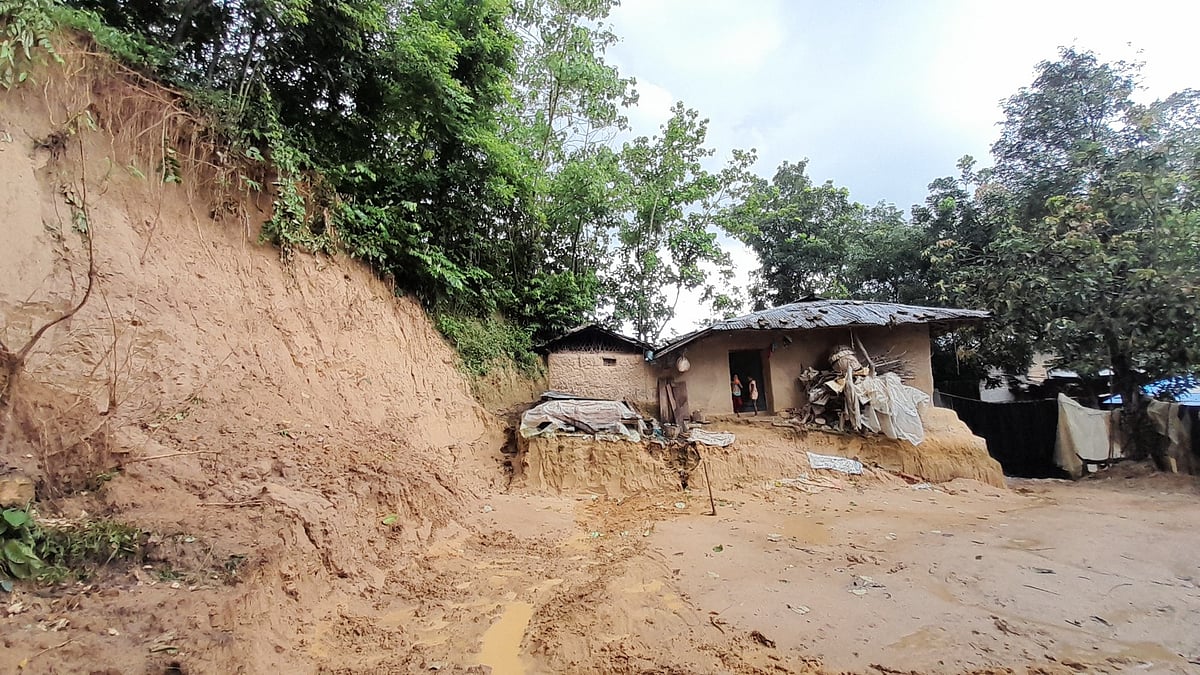 চট্টগ্রামের রাঙ্গুনিয়া উপজেলার ইসলামপুর ইউনিয়নের ৬ নম্বর ওয়ার্ড খলিফাপাড়া এলাকায় কাটা হচ্ছে পাহাড়। গতকাল সকালে তোলা