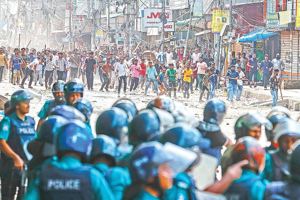 কোটা সংস্কার আন্দোলন ঘিরে ঢাকাসহ দেশের বিভিন্ন জায়গায় পুলিশের সঙ্গে বিক্ষোভকারীদের সংঘর্ষ হয়