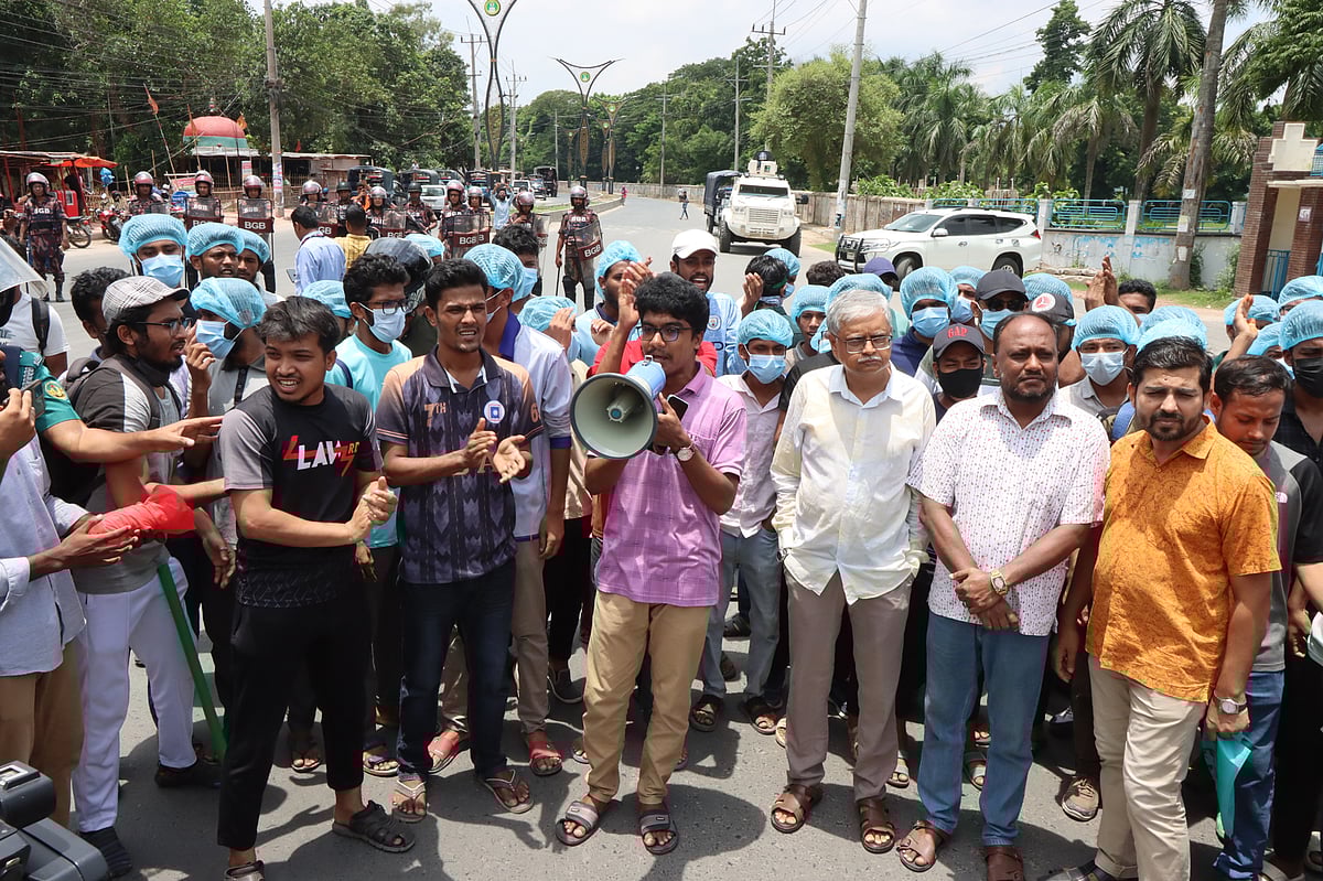 নয় দফা দাবিতে অবস্থান নিয়ে বিক্ষোভ মিছিল করেন শিক্ষার্থীরা। সোমবার দুপুরে রাজশাহী বিশ্ববিদ্যালয়ের প্রধান ফটকের সামনে