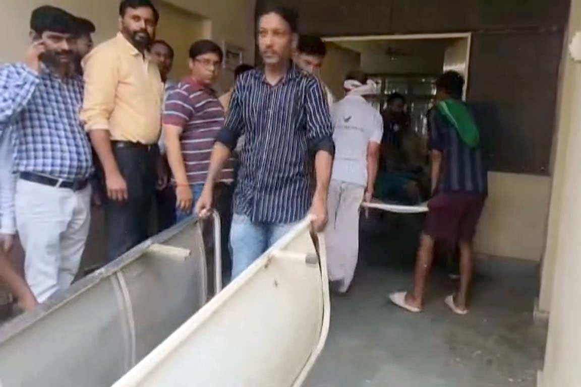 পদদলিত হয়ে হতাহতদের স্থানীয় হাসপাতালে নিয়ে যাওয়া হয়