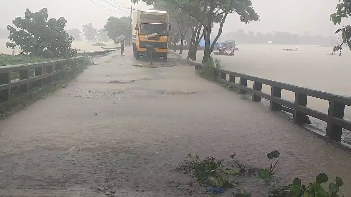 সুনামগঞ্জে বন্যার পানিতে প্লাবিত বিশ্বম্ভরপুর-তাহিরপুর সড়ক। আজ মঙ্গলবার সকালে