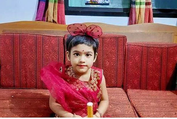 বাসার ছাদে খেলতে গিয়ে গুলিবিদ্ধ হয় ছয় বছরের শিশু রিয়া