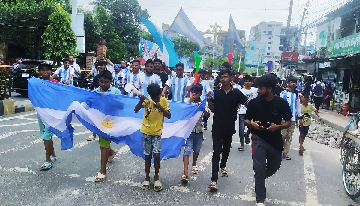 আর্জেন্টিনার কোপা আমেরিকা জয়ে রাজশাহীতে বিজয় মিছিলে সমর্থকেরা। আজ সোমবার সকাল সাড়ে ১০টার দিকে নগরের সাহেব বাজার এলাকায়