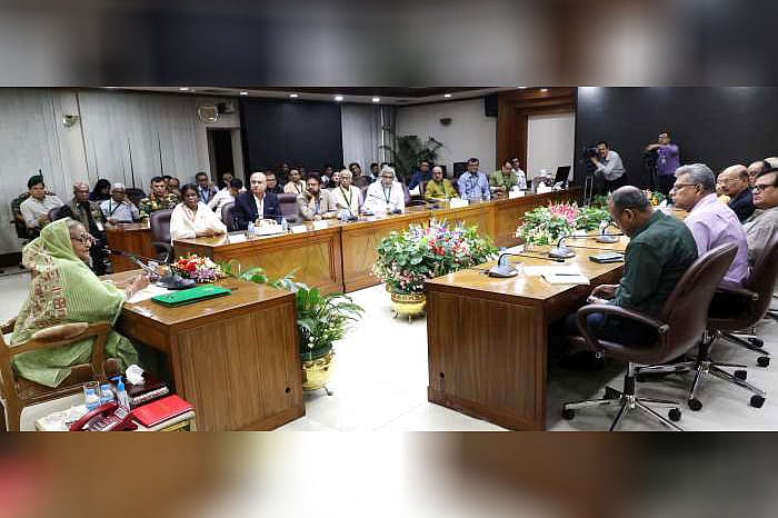 প্রধানমন্ত্রী শেখ হাসিনার সঙ্গে তাঁর কার্যালয়ে আজ বুধবার মতবিনিময় সভায় দেশের শীর্ষস্থানীয় সাংবাদিকেরা