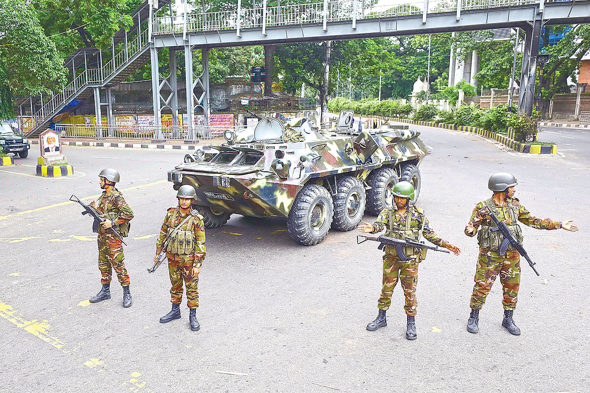 সেনাসদস্যদের টহল। শনিবার (২০ জুলাই) দুপুরে রাজধানীর মৎস্য ভবন মোড়ে
