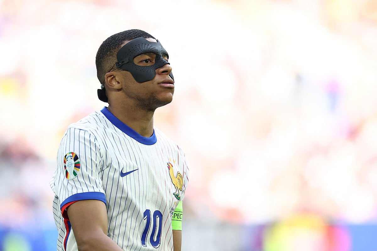 নাকের প্রতিরক্ষা হিসেবে মাস্ক ব্যবহার করে ইউরোয় মাঠে নামছেন এমবাপ্পে