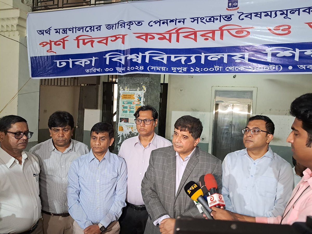 সাংবাদিকদের সঙ্গে কথা বলছেন ঢাকা বিশ্ববিদ্যালয় শিক্ষক সমিতির সভাপতি ও বিশ্ববিদ্যালয় শিক্ষক সমিতি ফেডারেশনের মহাসচিব মো. নিজামুল হক ভূঁইয়া। ৩ জুলাই দুপুরে, ঢাকা বিশ্ববিদ্যালয়ের কলাভবনের মূল ফটকে