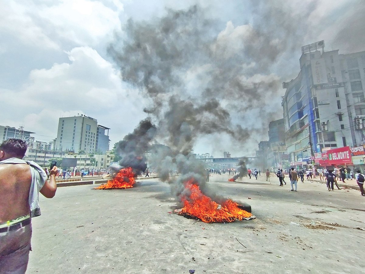 পুলিশের কাঁদানে গ্যাসের শেল থেকে বাঁচতে টায়ারে আগুন দেন আন্দোলনকারীরা। ১৮ জুলাই দুপুরে উত্তরায়