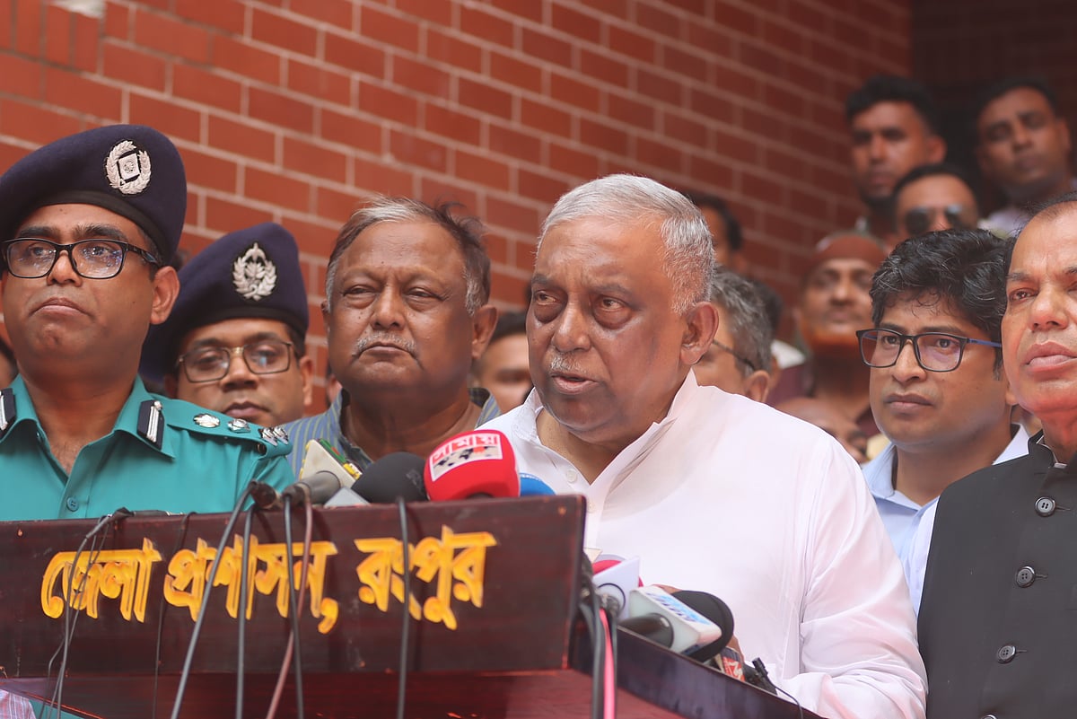 রংপুরে জেলা শিল্পকলা একাডেমি মিলনায়তনে মতবিনিময় সভা শেষে সাংবাদিকদের সঙ্গে কথা বলেন স্বরাষ্ট্রমন্ত্রী আসাদুজ্জামান খান