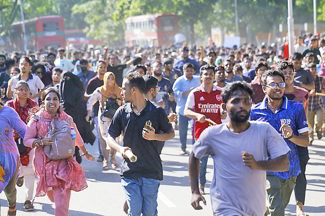 গতকাল সোমবার ঢাকা বিশ্ববিদ্যালয়ে ছাত্রলীগ ও কোটা সংস্কারের দাবিতে আন্দোলনরত শিক্ষার্থীদের মধ্যে সংঘর্ষ হয়