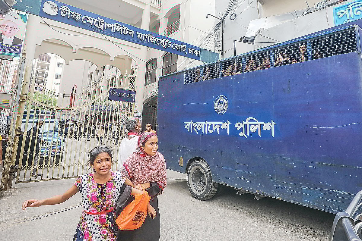 সিএনজিচালিত অটোরিকশার চালক মিজানকে রোববার ধলপুরের বাসা থেকে গ্রেপ্তার করা হয়। আদালতে নেওয়ার সময় বাবাকে দেখার জন্য মায়ের হাত ধরে প্রিজন ভ্যানের সঙ্গে ছুটছে শিশু তায়েবা। গত সোমবার বিকেলে সিএমএম 
কোর্ট প্রাঙ্গণে