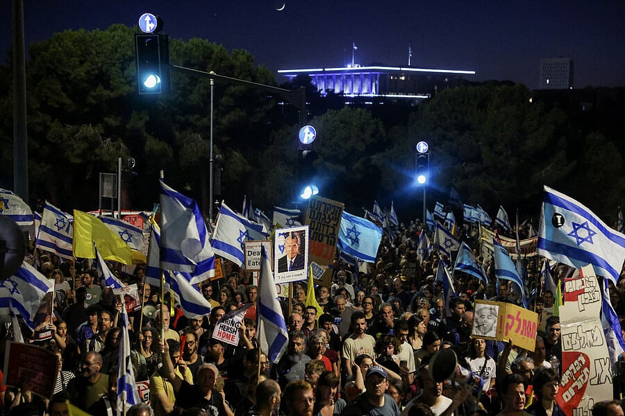 জিম্মিদের মুক্ত করতে চুক্তি করার দাবিতে রোববার ইসরায়েলে বড় ধরনের বিক্ষোভ হয়