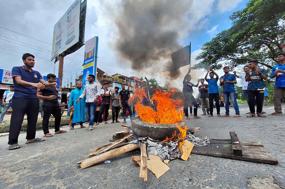 সড়কে টায়ার জ্বালিয়ে মহাসড়কে প্রতিবন্ধকতা সৃষ্টি করেন বরিশাল বিশ্ববিদ্যালয়ের শিক্ষার্থীরা