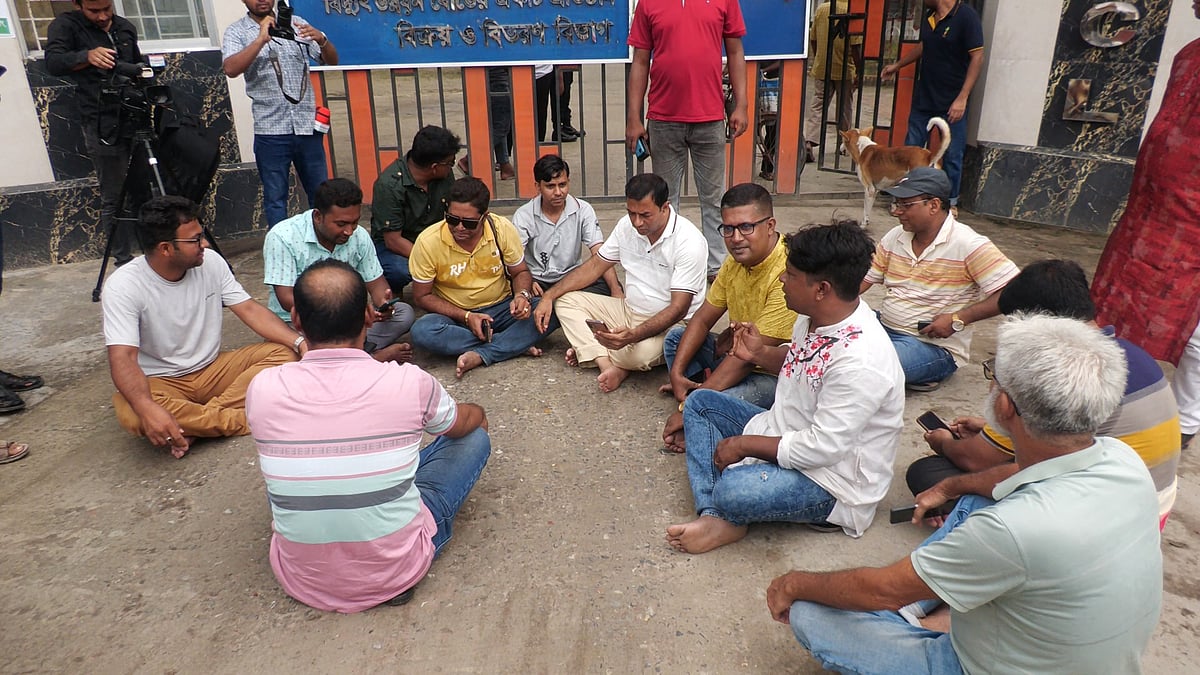 সাংবাদিককে লাঞ্ছিতের প্রতিবাদে সহকর্মীদের অবস্থান কর্মসূচি। আজ সোমবার ঝিনাইদহ ওজোপাডিকো কার্যালয়ের সামনে