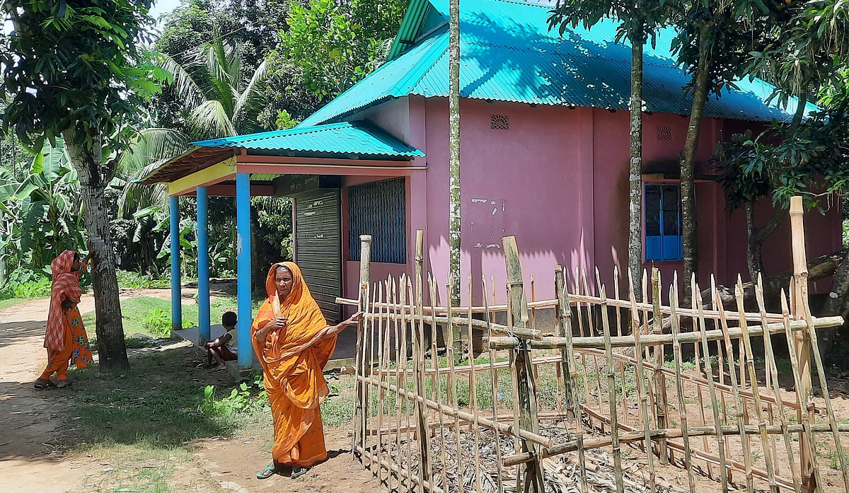 গুলিতে নিহত শ্রমিক জাকির হোসেনের কবরের পাশে তাঁর মা মিছিলি বেগম। গতকাল মঙ্গলবার বিকেলে নেত্রকোনার দুর্গাপুর উপজেলার বাকলজোড়া গ্রামে