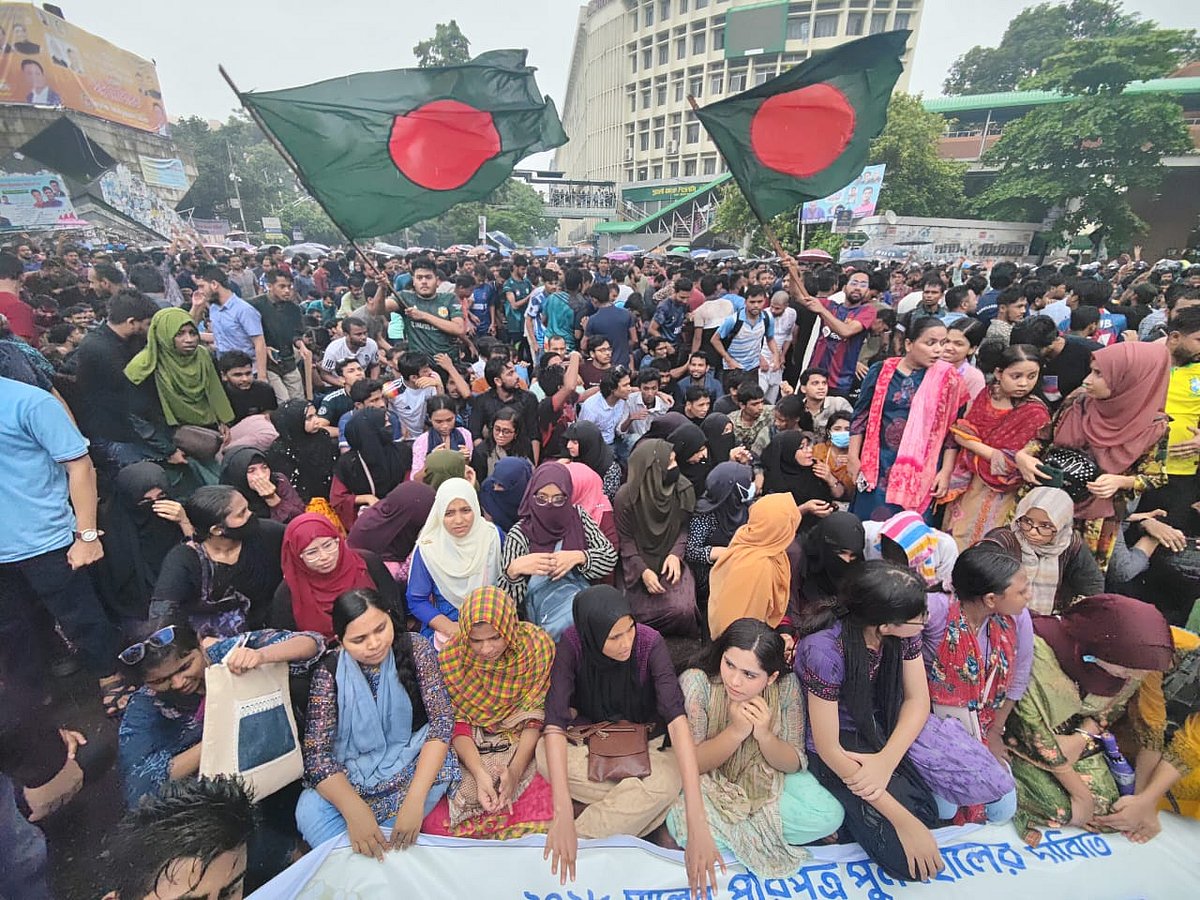 রাজধানীর শাহবাগ মোড় এক ঘণ্টা অবরোধ করে রেখেছিলেন আন্দোলনকারীরা। এ সময় ওই এলাকায় যানজট সৃষ্টি হয়েছিল।