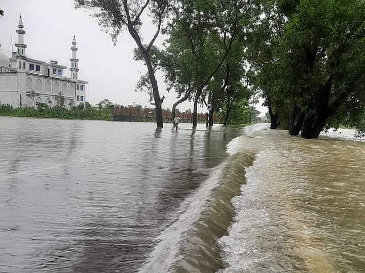 সুনামগঞ্জে ভারী বৃষ্টি ও উজানের ঢলে তিনটি উপজেলার সঙ্গে জেলা সদরের সড়ক যোগাযোগ বিচ্ছিন্ন হয়ে পড়েছে। আজ সকালে সুনামগঞ্জ-জামালগঞ্জ সড়কে তোলা