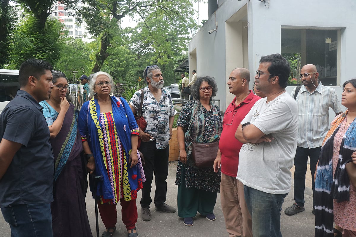 শিক্ষার্থীদের খোঁজ করতে শিক্ষকদের দলটি বিকেলে মিন্টো রোডের ডিবি কার্যালয়ের ফটকে যান