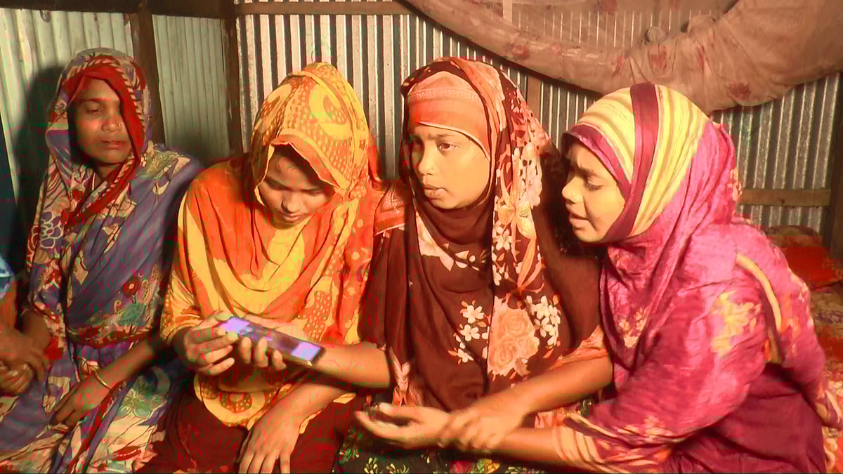 মেঘনায় ড্রেজার ডুবে নিখোঁজ শ্রমিকদের একজন হারুনুর রশিদ। তাঁর ছবি দেখিয়ে মাতম করছেন পরিবারের সদস্যরা। গতকালের তোলা ছবি