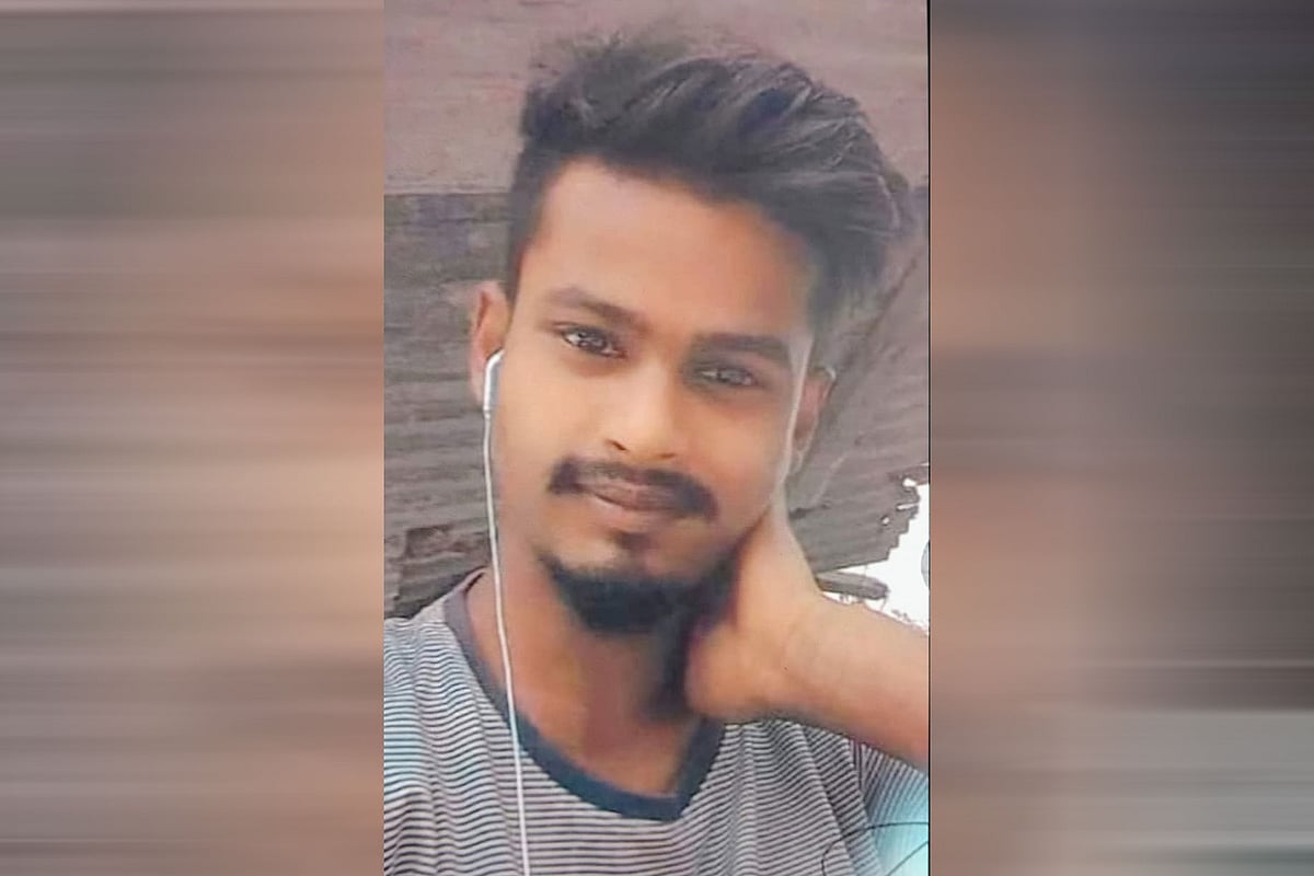 নিহত মো. শাহজাহান নিউমার্কেট এলাকার হকার ছিলেন বলে তাঁর স্বজনেরা জানিয়েছেন