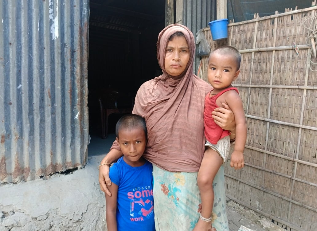 দুই সন্তানের সঙ্গে নিহত সাইফুল ইসলামের স্ত্রী রহিমা আক্তার। রোববার দুপুরে ময়মনসিংহের ফুলপুর উপজেলার চক ঢাকিরকান্দা গ্রামে