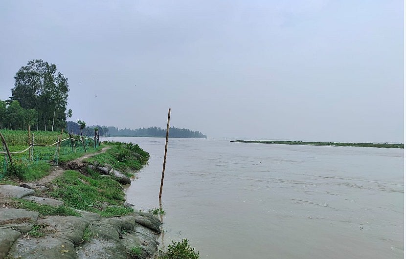 গাইবান্ধায় নদীর তীরবর্তী বিভিন্ন ইউনিয়নের নিম্নাঞ্চল জলমগ্ন হয়ে পড়েছে। আজ মঙ্গলবার সদর উপজেলার গিদারী ইউনিয়নের ডাঙ্গারঘাট এলাকায় ব্রহ্মপুত্র নদে