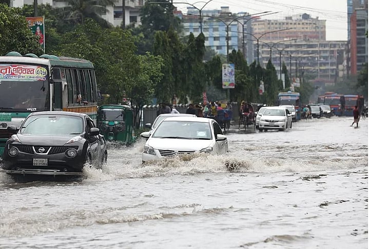 ছয় ঘণ্টায় ১৩০ মিলিমিটার বৃষ্টি হয় ঢাকায়। এতে অনেক এলাকা ও রাস্তা তলিয়ে যায়। জলাবদ্ধতায় নাকাল হন নগরবাসী।