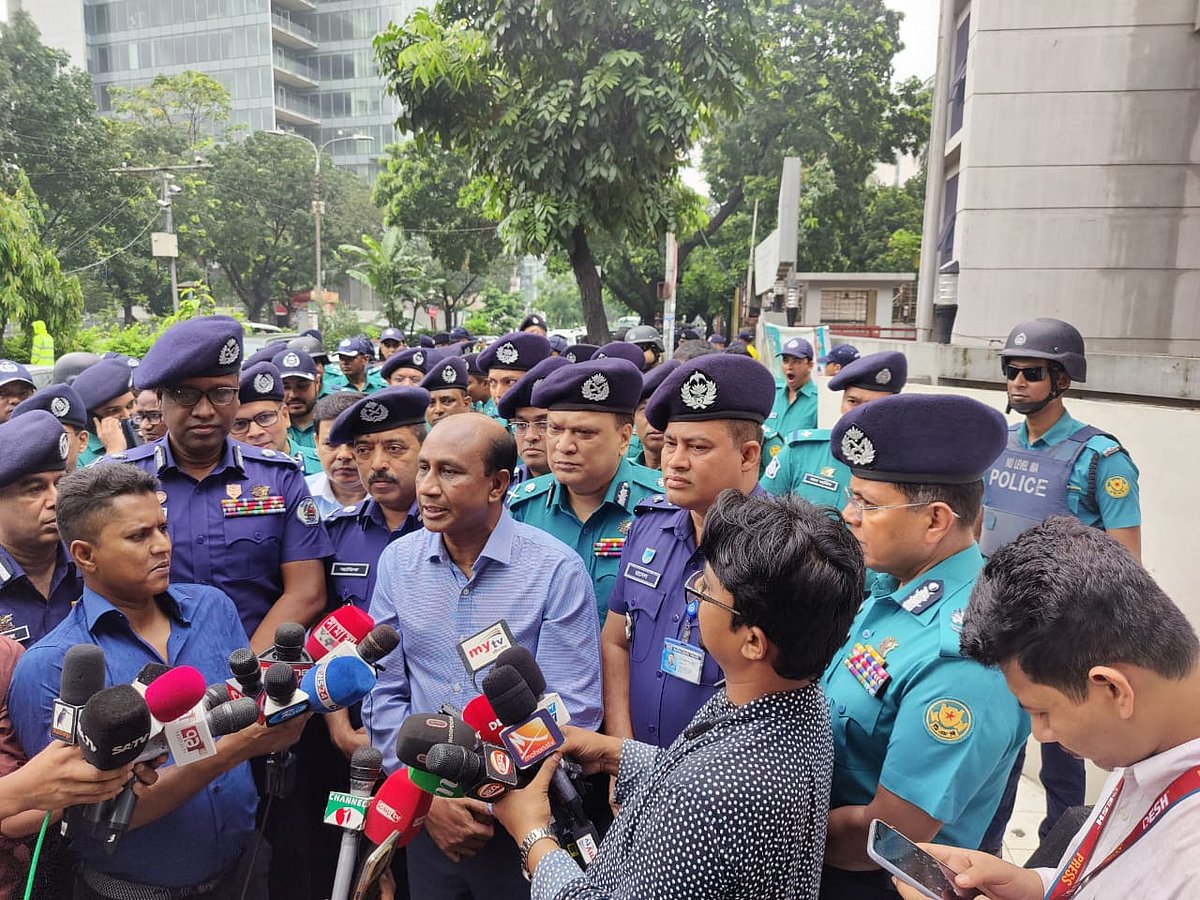 হোলি আর্টিজান হামলায় নিহত পুলিশ সদস্যদের প্রতি শ্রদ্ধা জানিয়েছে পুলিশ ও র‍্যাব। শ্রদ্ধা শেষে কথা বলেন পুলিশের বিশেষ শাখার (এসবি) প্রধান ও অতিরিক্ত মহাপরিদর্শক  মনিরুল ইসলাম
