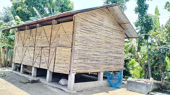ফরিদপুরের সালথার গট্টি ইউনিয়নে ঝোনাখালী গট্টি গ্রামে মো. আমজেদ মাতুব্বরের বাড়িতে পেঁয়াজ সংরক্ষণে নির্মিত ‘মডেল ঘর’