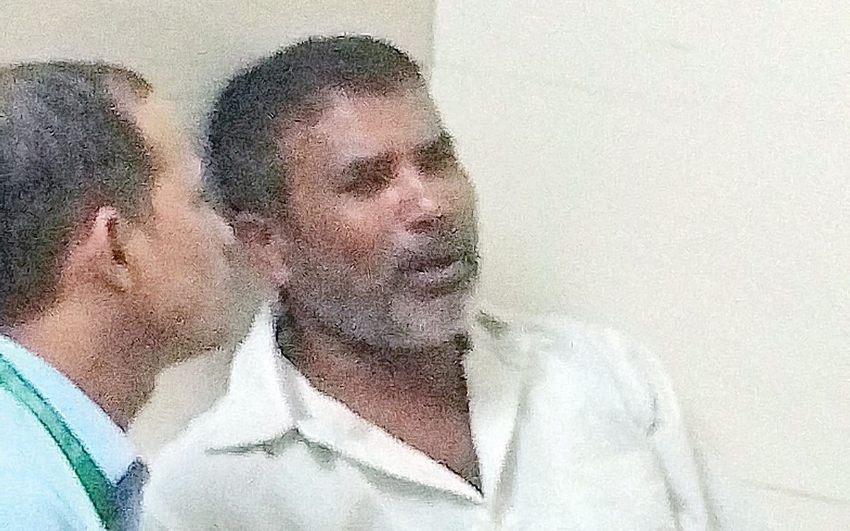 গুলিতে নিহত কলেজছাত্র তানভীর আহমদের বাবা বাদশা মিয়ার আহাজারি। ১৮ জুলাই রাতে চট্টগ্রাম মেডিকেল কলেজ হাসপাতালে