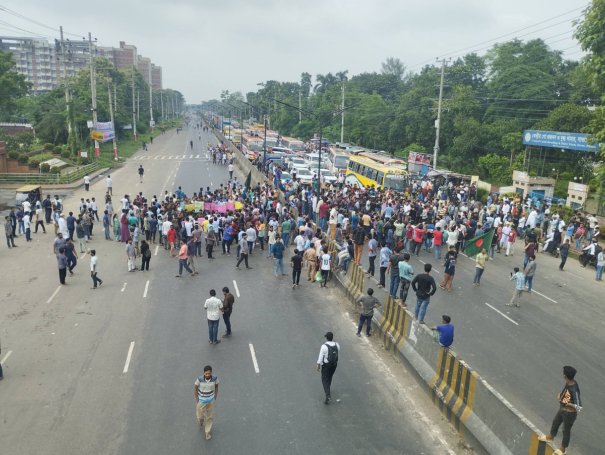 সরকারি চাকরিতে কোটাপদ্ধতি বাতিলসহ চার দাবিতে ঢাকা-আরিচা মহাসড়ক অবরোধ করেছেন জাহাঙ্গীরনগর বিশ্ববিদ্যালয়ের শিক্ষার্থীরা। আজ বুধবার দুপুরে বিশ্ববিদ্যালয়ের প্রধান ফটকের সামনে
