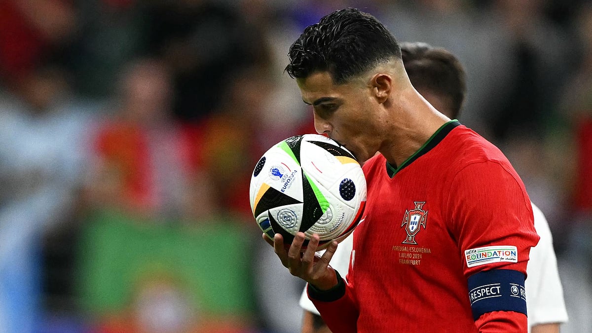 পেনাল্টি নেওয়ার আগে বলে রোনালদোর চুম্বন। পরশু রাতে পর্তুগাল–স্লোভেনিয়া ম্যাচে