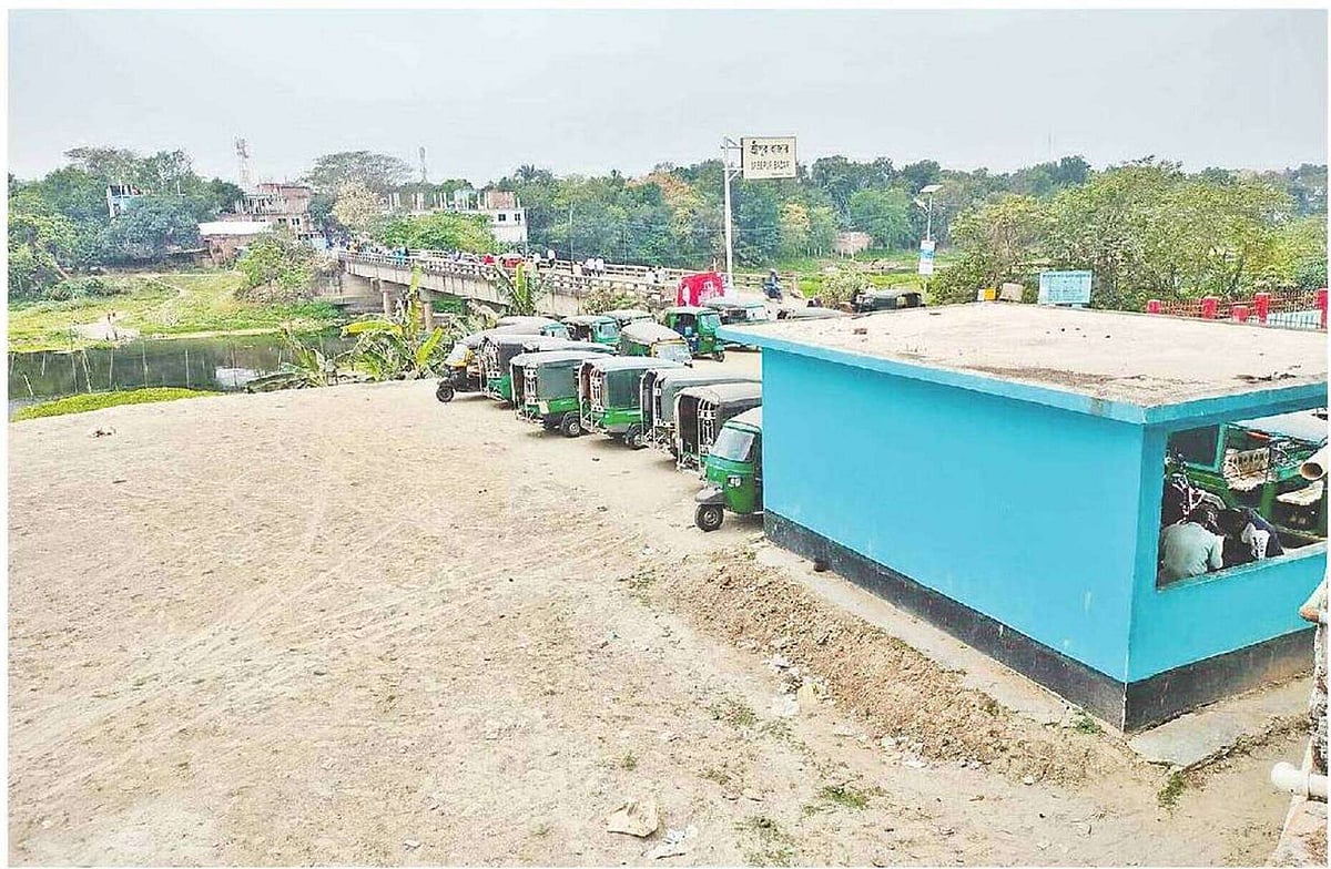 বাসস্ট্যান্ড নির্মাণের জন্য কুমার নদের একটি বড় অংশ বালু দিয়ে ভরাট করা হয়েছে। সম্প্রতি শ্রীপুর উপজেলার সরকারি মহেশ চন্দ্র পাইলট উচ্চবিদ্যালয়ের পাশে