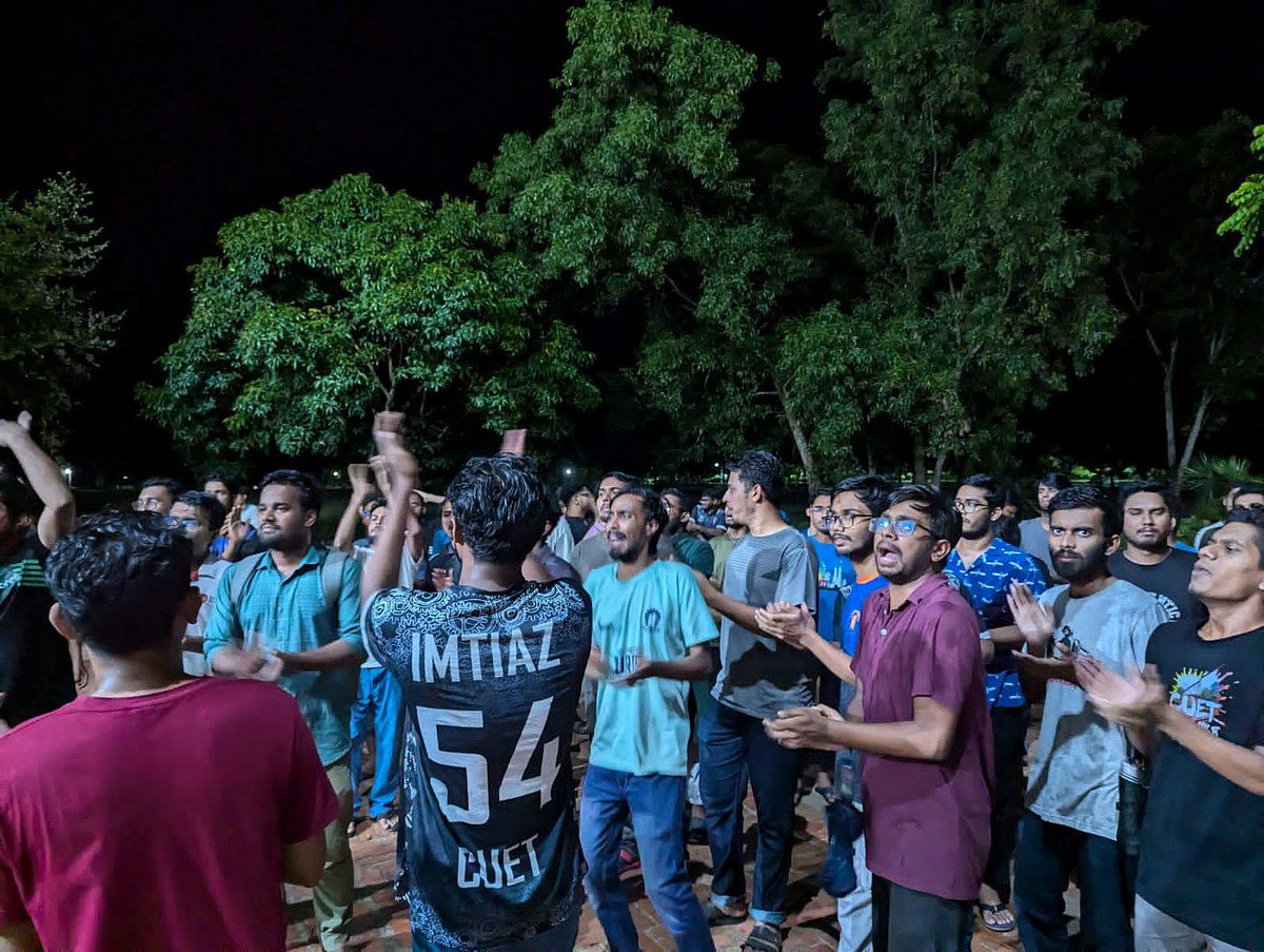 সহপাঠীদের ওপর হামলার প্রতিবাদে বিক্ষোভ মিছিল করে শিক্ষার্থীরা। মঙ্গলবার দিবাগত রাতে চট্টগ্রাম প্রকৌশল ও প্রযুক্তি বিশ্ববিদ্যালয় ক্যাম্পাসে