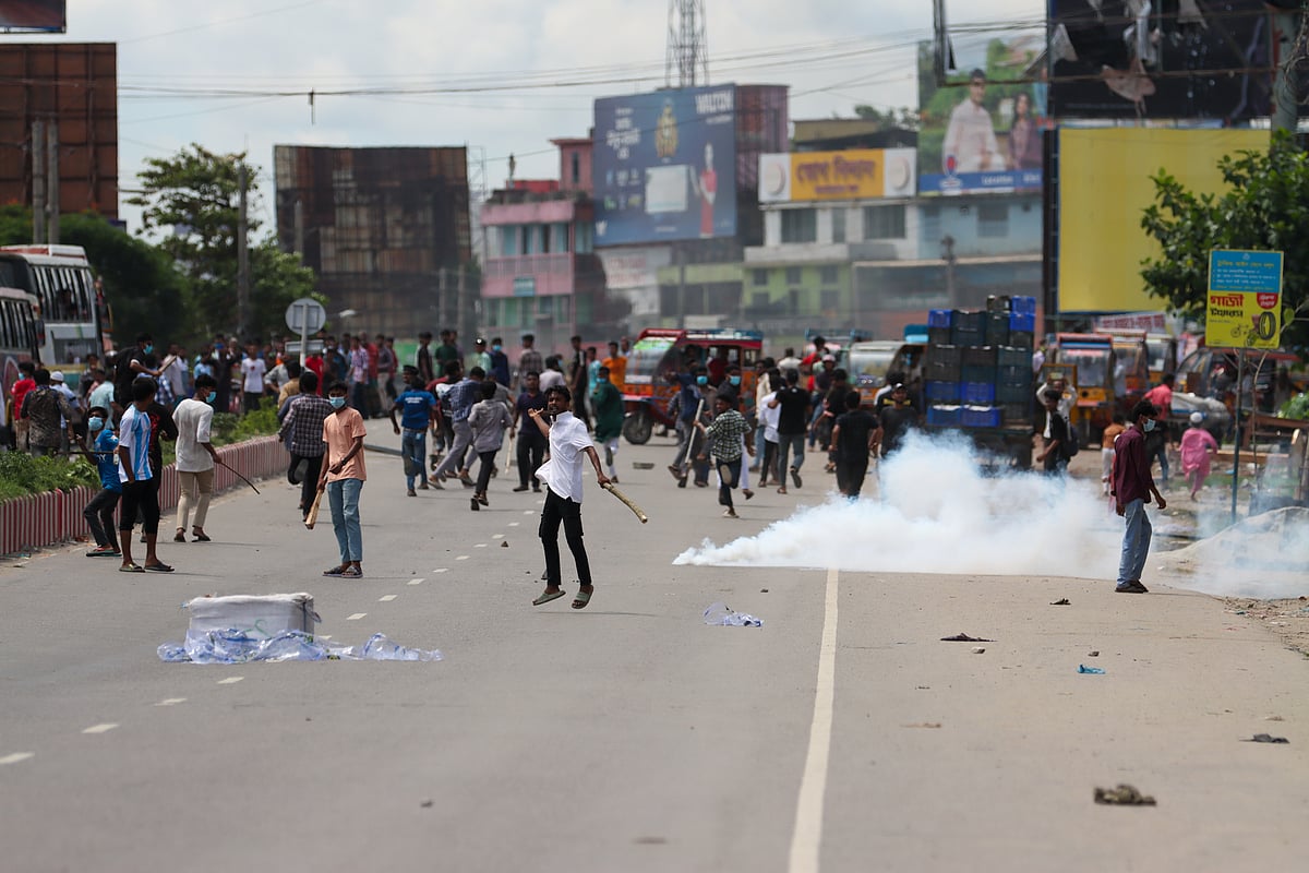 কোটা সংস্কারের দাবিতে আন্দোলনকারীরা ঢাকা–বরিশাল মহাসড়ক অবরোধ করে বিক্ষোভ করেন। পুলিশের সঙ্গে তাদের পাল্টাপাল্ট ধাওয়ার ঘটনা ঘটে। নথুল্লাবাদ এলাকা, বরিশাল নগর, ১৭ জুলাই