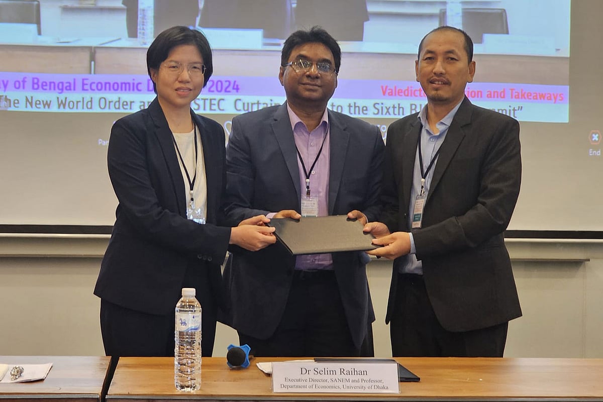 সম্মেলন শেষে ব্যাংকক ঘোষণাপত্র হস্তান্তর করছেন সানেমের নির্বাহী পরিচালক সেলিম রায়হান (মাঝে)।  থাইল্যান্ডের ব্যাংককে