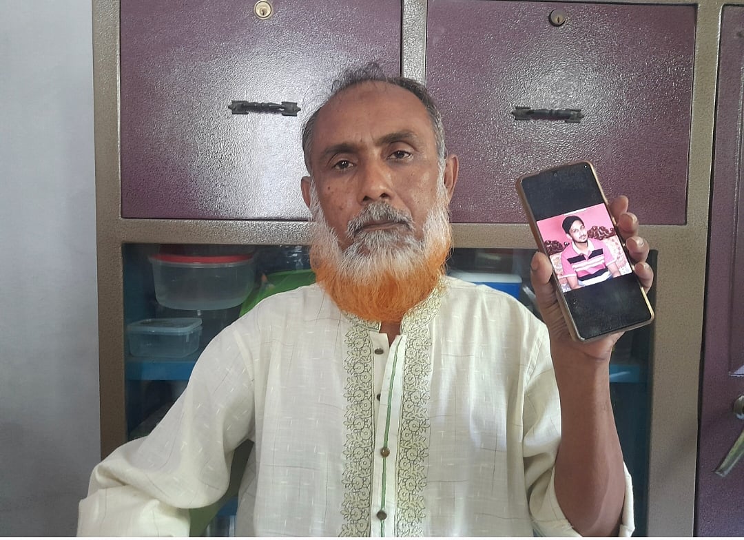 কোটা সংস্কার আন্দোলনে গুলিতে নিহত ছেলে রেদোয়ান হাসানের ছবি দেখাচ্ছেন বাবা আসাদুজ্জামান। আজ শুক্রবার দুপুরে ময়মনসিংহ নগরের আকুয়া চৌরঙ্গী মোড় এলাকার বাড়িতে