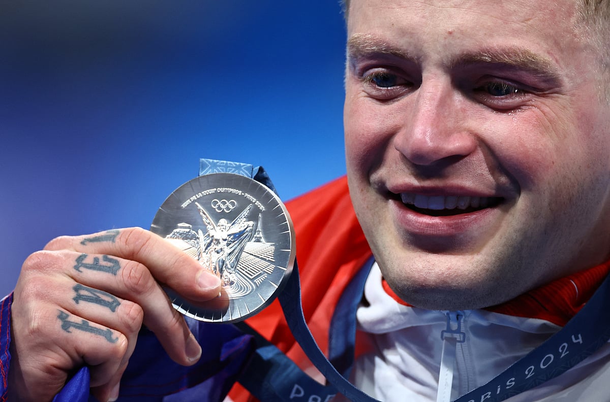 রুপার পদক হাতে অ্যাডাম পিটি