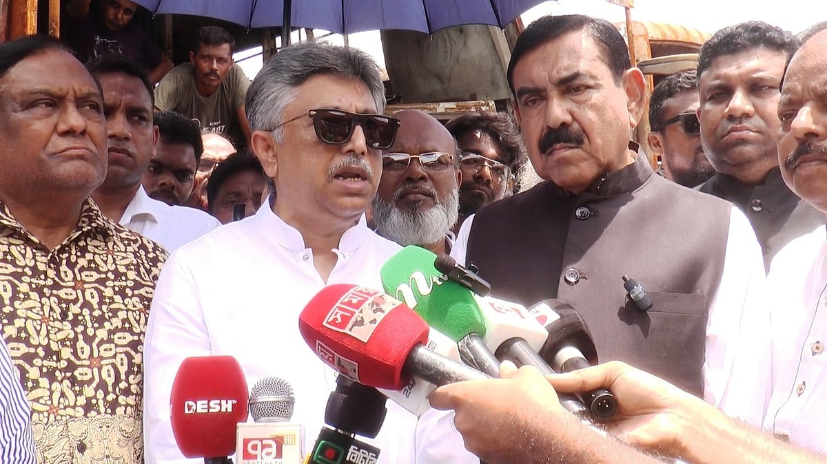 মাদারীপুরে ক্ষতিগ্রস্ত স্থাপনা পরিদর্শন শেষে গণমাধ্যমকর্মীদের সঙ্গে কথা বলেন চিফ হুইপ নূর-ই আলম চৌধুরী। আজ বেলা ১১টার দিকে বাসস্ট্যান্ড এলাকায়