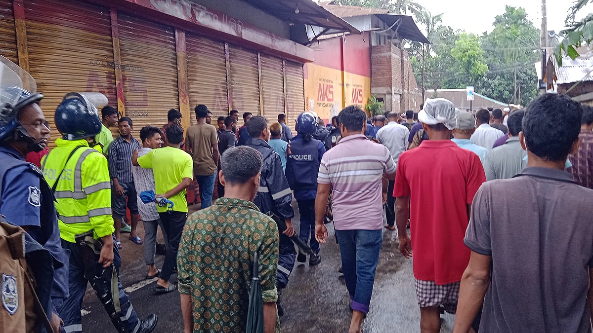 লালমনিরহাটে উচ্ছেদস্থলে লোকজন জড়ো করায় আইনশৃঙ্খলা পরিস্থিতির অবনতি হওয়ার আশঙ্কা থাকায় অভিযান না চালিয়ে ফিরে যায় কর্তৃপক্ষ। মঙ্গলবার দুপুরে শহরের বিডিআর রোডের বসুন্ধরা মার্কেট এলাকায়