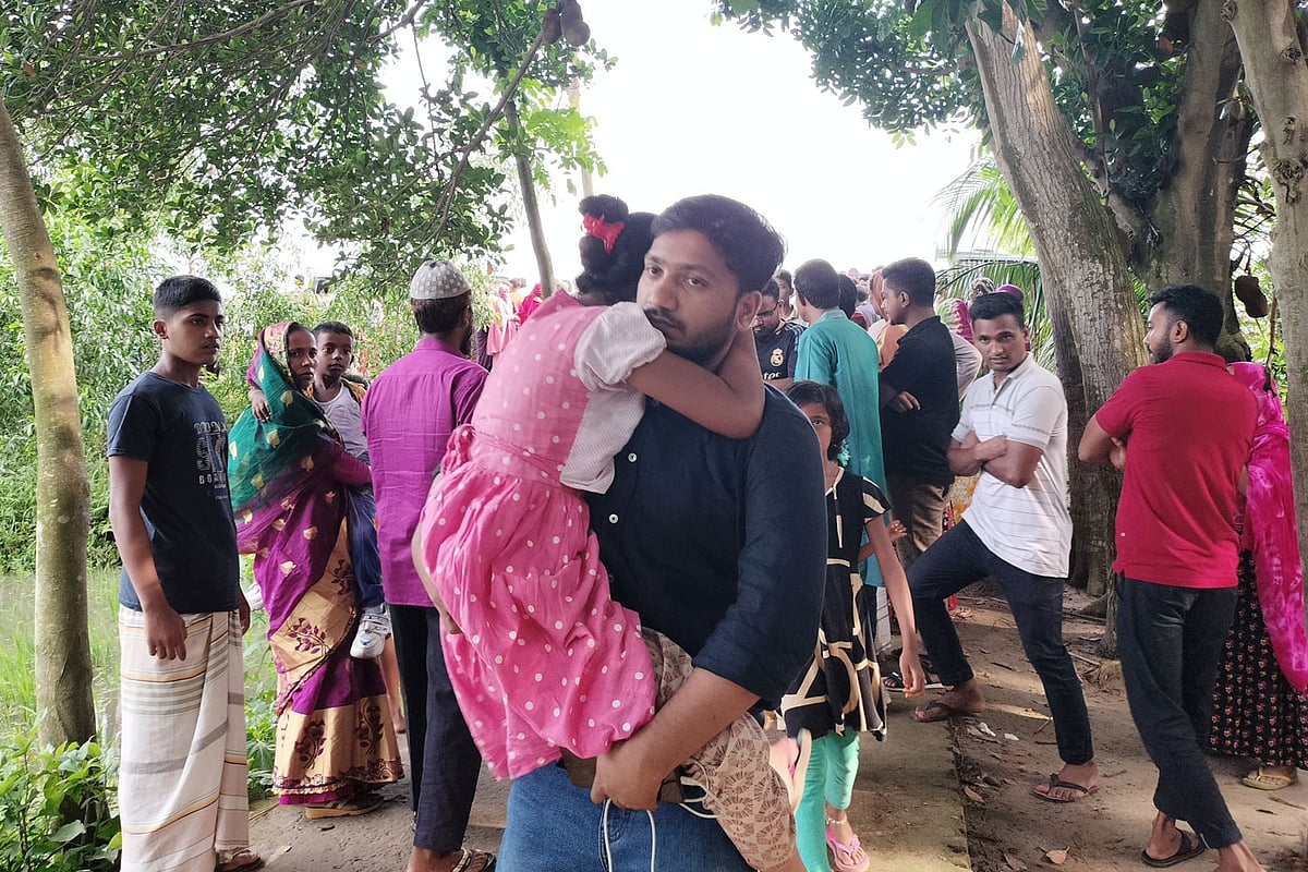 নিহত আরিফুল ইসলাম, তাঁর স্ত্রী ও ছেলের লাশ গ্রামের বাড়িতে আনা হলে স্বজন ও প্রতিবেশীরা ভিড় করেন। এক স্বজনের কোলে শিশু সহি। আজ শুক্রবার বিকেলে রায়গঞ্জ উপজেলার বাঁশাইল গ্রামের কাজীপুর পাড়ায়