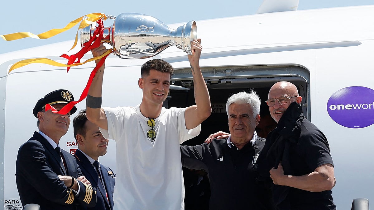 বার্লিনে ইউরো ফাইনালে জিতে মাদ্রিদে ফেরার পর স্পেন অধিনায়ক আলভারো মোরাতার হাতে ট্রফি, পাশে স্পেন ফুটবল ফেডারেশনের প্রধান পেদ্রো রোচা এবং কোচ লুইস দে লা ফুয়েন্তে